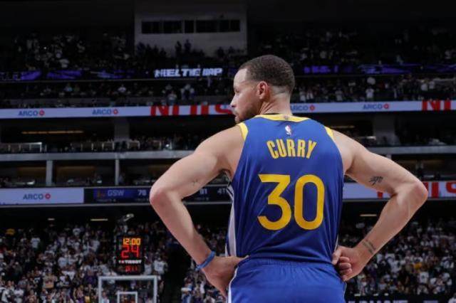 APP-库里与乔丹&科比最大不同?利文:他从不压力队友